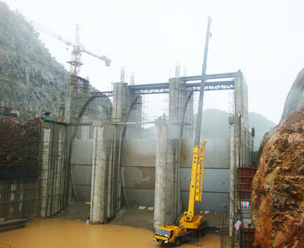响洪店水库交通桥吊装
