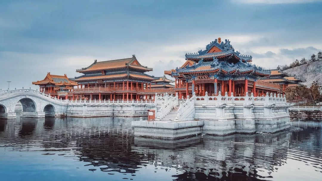 皇家建筑,江南园林和西方建筑是代表清朝全盛时期的三大景点.