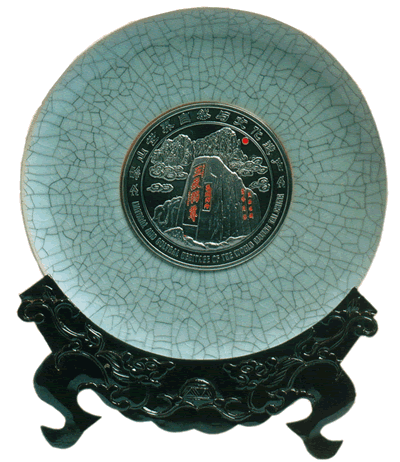 五岳独尊青瓷镶嵌盘 大小