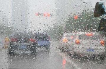 下雨天驾驶车辆需要注意