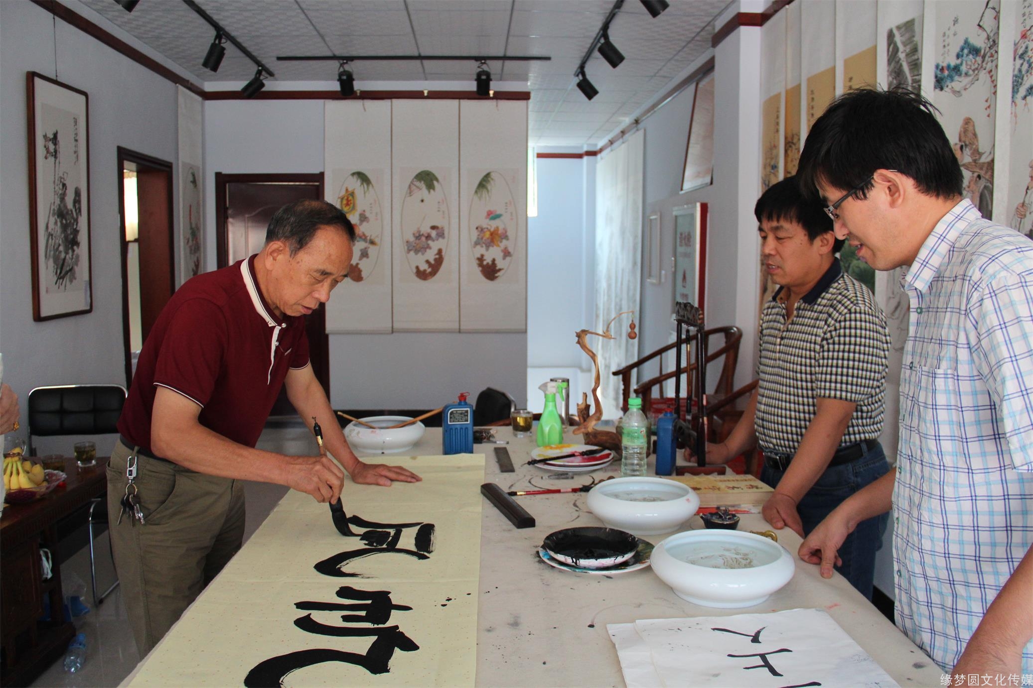 临汾市原秘书长孙玉庭,县美协主席刘寅庚到缘梦圆书画超市挥毫泼墨!