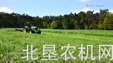 迪尔拖拉机配克拉斯割草机作业