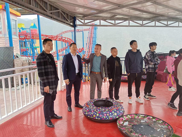 集团董事长陈辉携央视影音张烨华主任、郭成良、智能灯饰丁长友及烟花嘉年华策划活动程总一行考察巫山项目