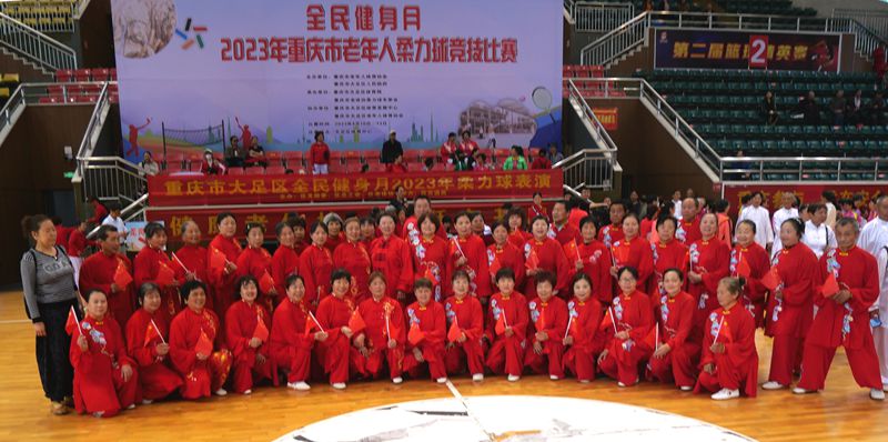 幸光队在全市老年人柔力球竞技比赛中合影