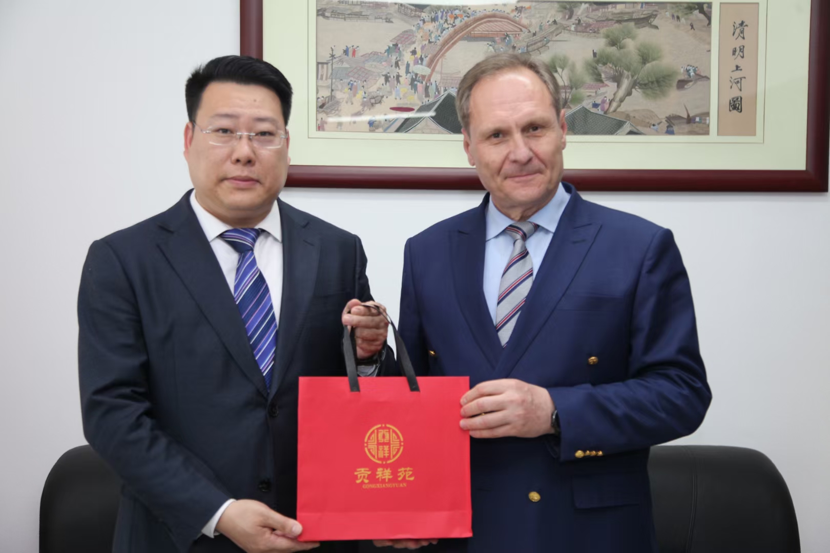 摩尔多瓦前总理现任驻华大使会晤贡祥苑品牌董事长李方军