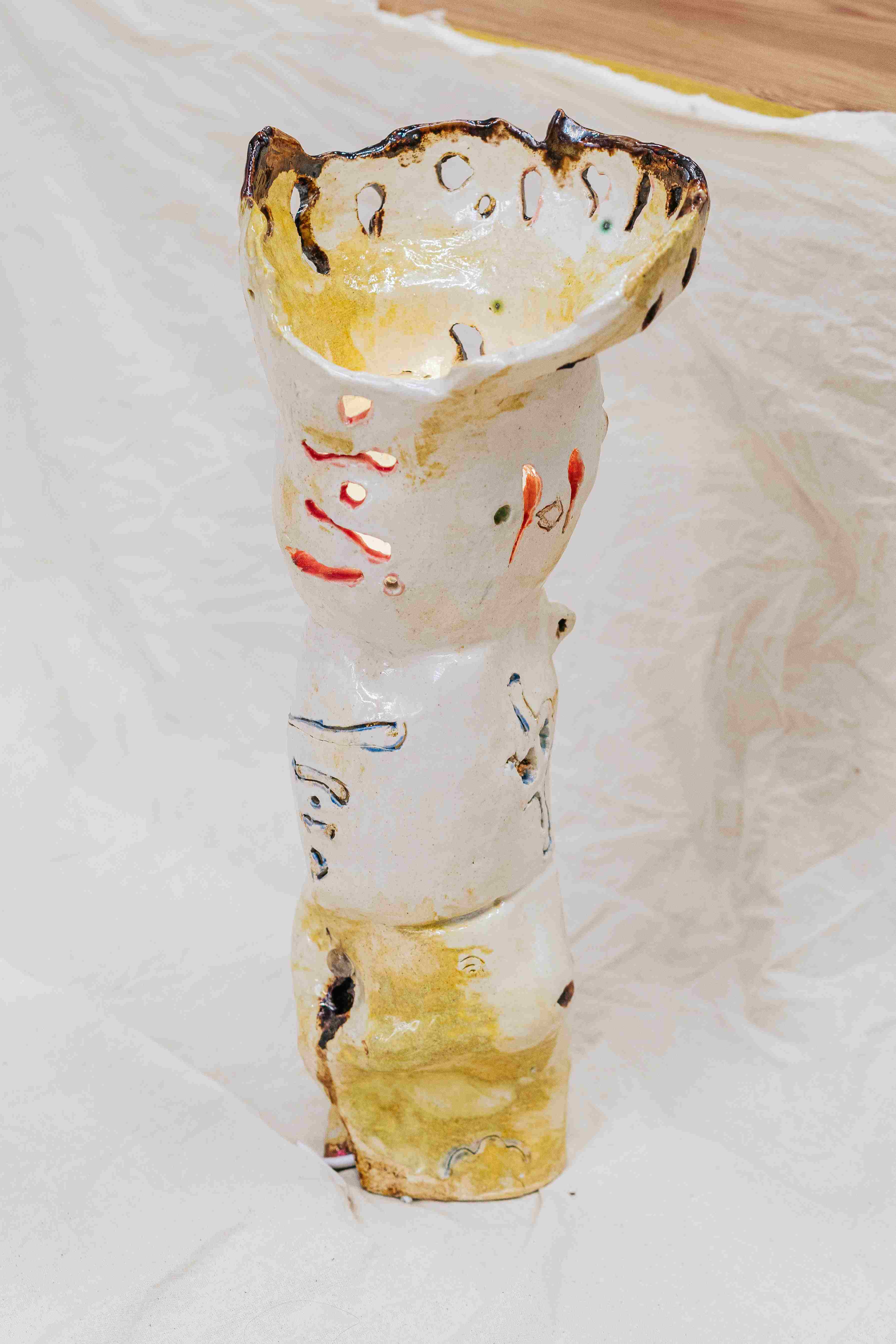 20250603102443_25426.jpg 潜(子 )6 2024 陶瓷、灯 高39.4厘米 × 宽15.2厘米 × 深10.5厘米 (1).jpg