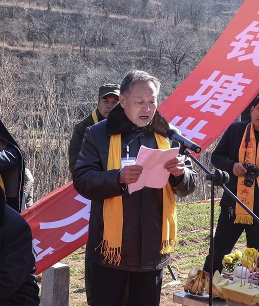 摄影/张鹏(陕西黄陵)10,祖茔重修筹建委员会主任张传法向先祖敬香,筹