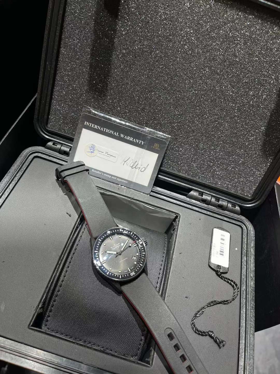 经典五十噚黑陶瓷，43.6mm黑色表盘，夜光刻度指针