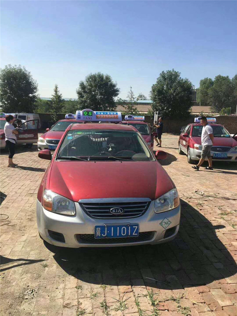 河北沧州出租车顶灯安装现场情况