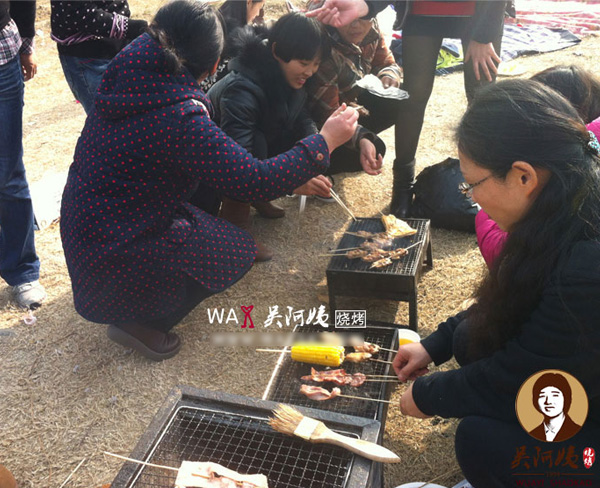 合肥五十中的学生家长露天烧烤聚会