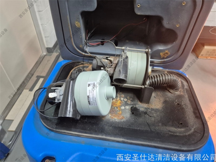 20250217164630_54101.jpg 驾驶式洗地车更换吸水电机 (2).jpg