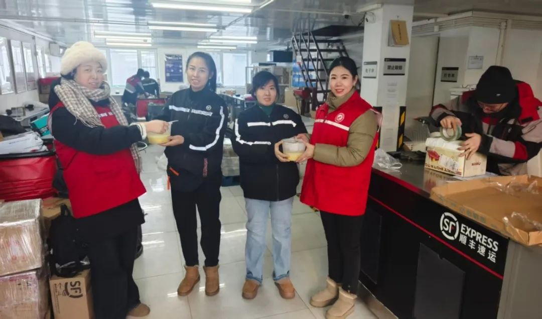 20250213091112_83036.jpg 2月12日,逊克县爱心协会关工小组组织爱心志愿者将煮好的元宵送到奋战在一线的快递小哥手中,为快递小哥送温暖送团圆送祝福。.jpg