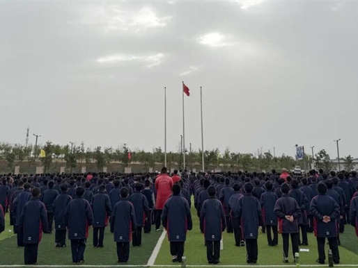 书香润心 自尊自强|少林友谊学校周一升旗仪式暨卫生班级、宿舍表彰