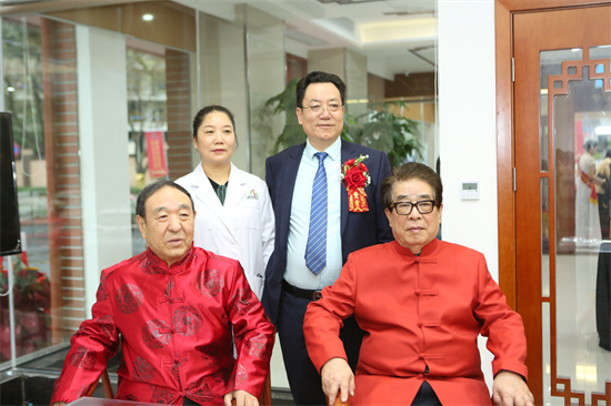 和国医大师合影照片.jpg